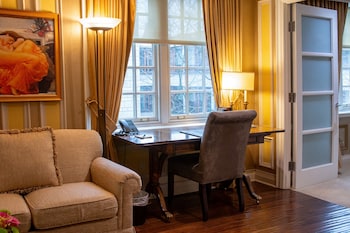 Corner Suite, 1 King Bed with Sofa Bed
