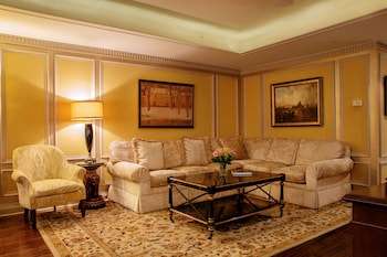 Windsor Suite, 1 King Bed with 2 Sofa Beds