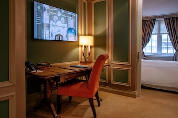 Yorkville Suite, 1 King Bed with Sofa Bed