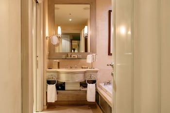 Junior Suite, 1 King Bed with Sofa Bed