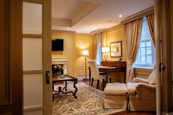 Windsor Suite, 1 King Bed with 2 Sofa Beds