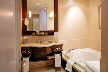 Yorkville Suite, 1 King Bed with Sofa Bed