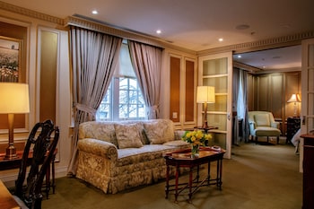 Deluxe Suite, 1 King Bed with Sofa Bed