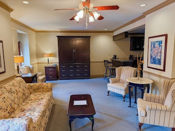 2 Storey Executive Suite, 1 Bedroom, Pets Not Allowed