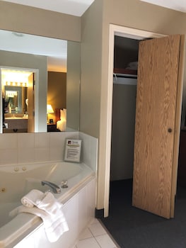 Suite, 1 Queen Bed, Jetted Tub