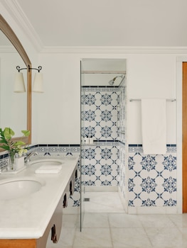 Noble Suite