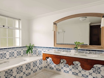 Noble Suite