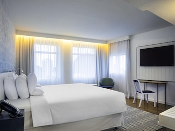 Executive Room, 1 Queen Bed, Partial Sea View