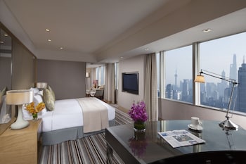 Villar Executive city-view King suite