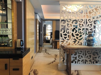 1 King Premium Lounge Access