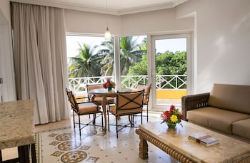 Junior Suite, 1 King Bed, Garden View