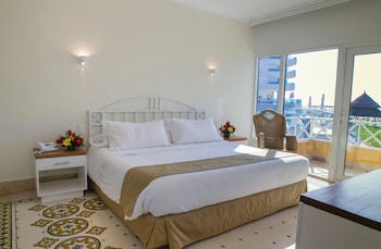 Junior Suite, 1 King Bed, Garden View