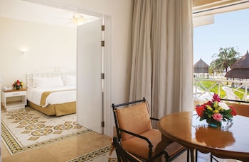 Junior Suite, 1 King Bed, Garden View