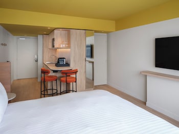 Studio, 1 King Bed, City View