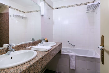 Executive Room, 1 King Bed, Non Smoking, Garden View