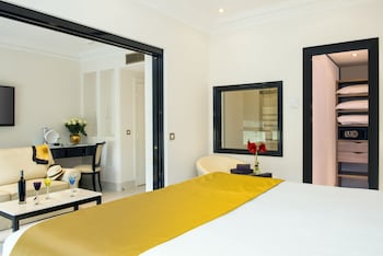 Junior Suite, 1 Queen Bed with Sofa bed