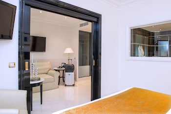 Junior Suite, 1 Queen Bed with Sofa bed