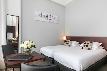 Deluxe Room, 1 King Bed, Non Smoking (Larger Room)