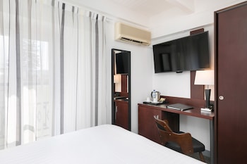 Deluxe Room, 1 King Bed, Non Smoking (Larger Room)