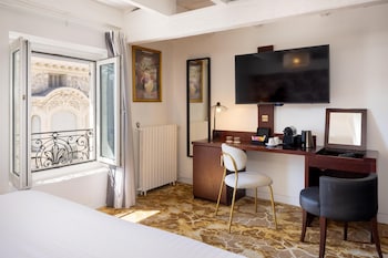 Deluxe Room, 1 King Bed, Non Smoking (Larger Room)