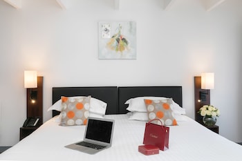 Deluxe Room, 1 King Bed, Non Smoking (Larger Room)