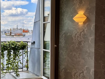 Suite, 1 Queen Bed, City View