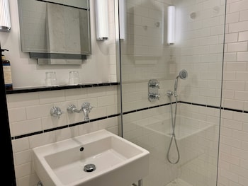 Suite, 1 Queen Bed, City View