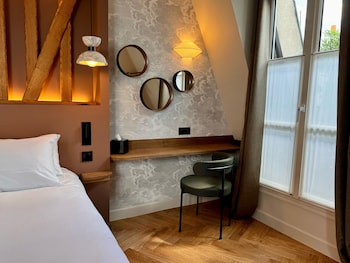 Suite, 1 Queen Bed, City View