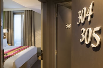 2 Adjoining Comfort Rooms