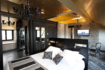 Suite Champs-Elysées (with Sauna and Jacuzzi)