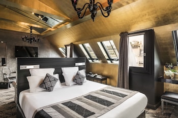 Suite Champs-Elysées (with Sauna and Jacuzzi)