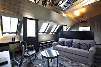 Suite Champs-Elysées (with Sauna and Jacuzzi)