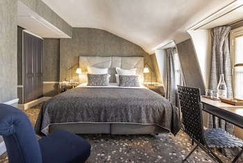 Club Twin Room
