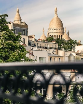 Triple Superior Room with Sacre Coeur View