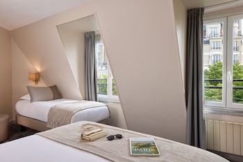 Triple Superior Room with Sacre Coeur View