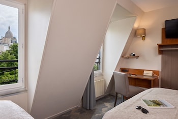 Triple Superior Room with Sacre Coeur View