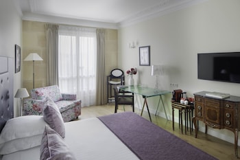 Privilege Room - Complimentary soft minibar,courtesy tray, Chromecast and digital press