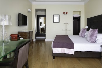 Privilege Room - Complimentary soft minibar,courtesy tray, Chromecast and digital press