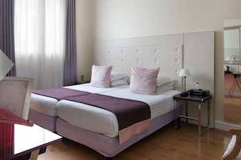 Twin Room - Complimentary soft minibar,courtesy tray, Chromecast and digital press