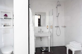 Superior Twin Room - Complimentary soft minibar,courtesy tray, Chromecast and digital press