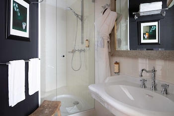 Single Room - Complimentary soft minibar,courtesy tray, Chromecast and digital press
