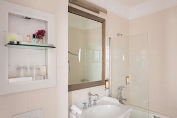 Privilege Room - Complimentary soft minibar,courtesy tray, Chromecast and digital press