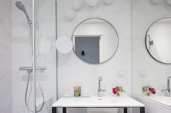 Single Room - Complimentary soft minibar,courtesy tray, Chromecast and digital press
