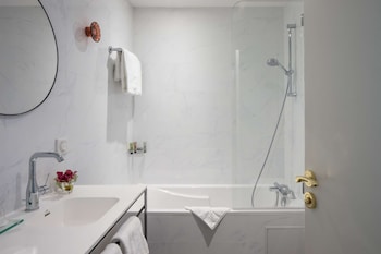 Privilege Room - Complimentary soft minibar,courtesy tray, Chromecast and digital press