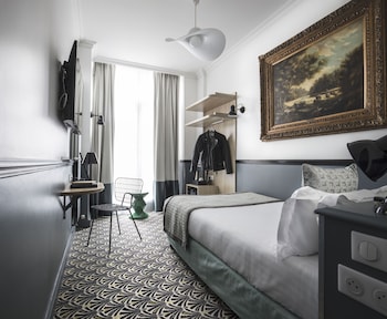 Single Room - Complimentary soft minibar,courtesy tray, Chromecast and digital press