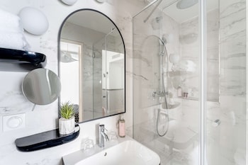 Double Room - Complimentary soft minibar,courtesy tray, Chromecast and digital press