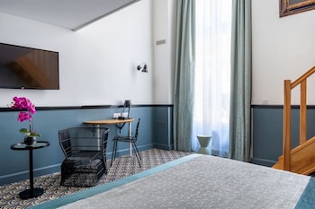 Duplex - Complimentary soft minibar, courtesy tray, Chromecast and digital press