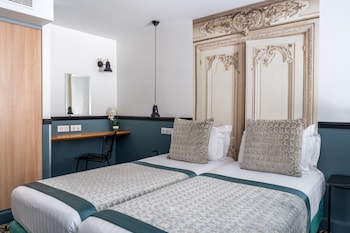 Duplex - Complimentary soft minibar, courtesy tray, Chromecast and digital press