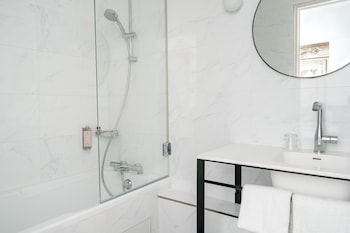Duplex - Complimentary soft minibar, courtesy tray, Chromecast and digital press