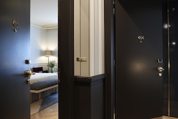 Deluxe connecting room